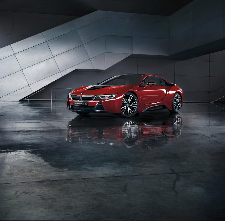  BMW i8 Protonic Red Edition (I12) 2016 года  (фото 2 из 20)